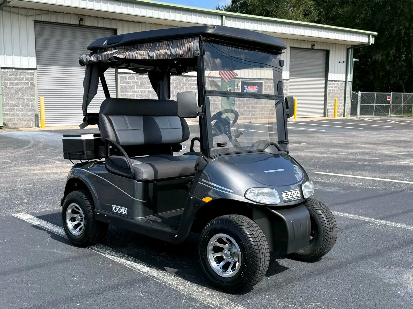 E-Z-GO RXV golf cart