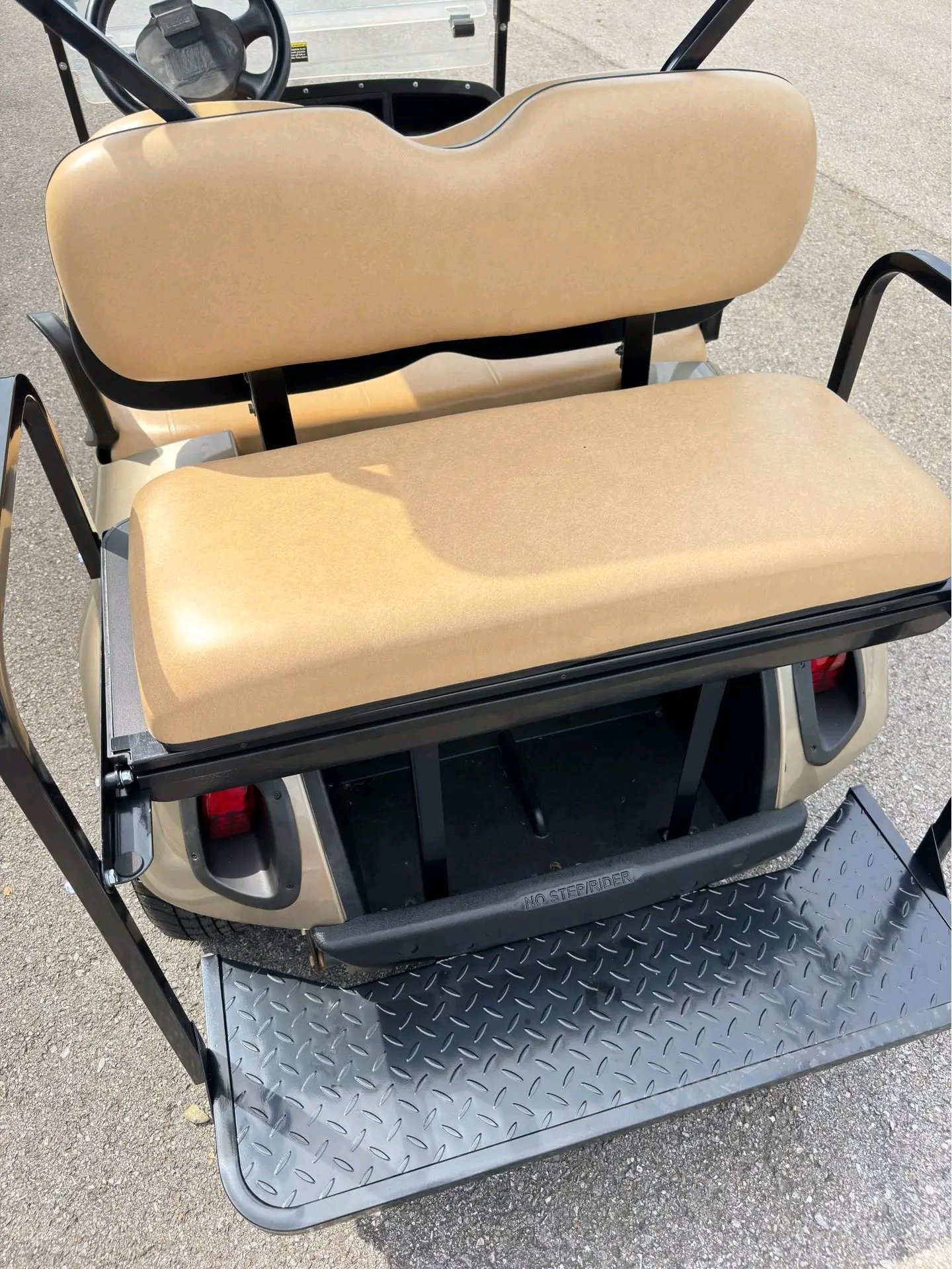 E-Z-GO RXV golf cart - Image 2