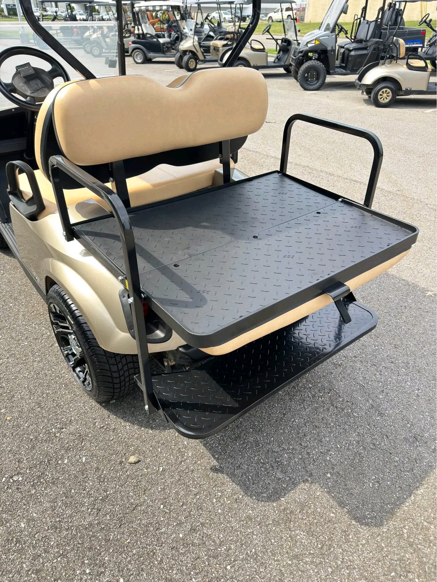 E-Z-GO RXV golf cart - Image 4